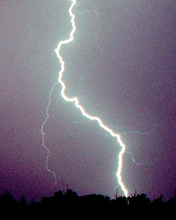 Lightning_July31_2005_crop_frame15