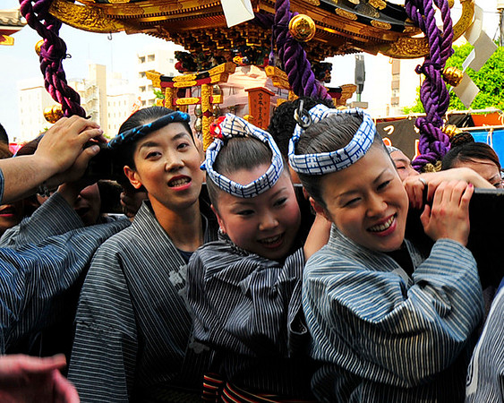 Girls_Carrying_Float_small