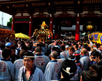 Asakusa_Leaving_the_Temple
