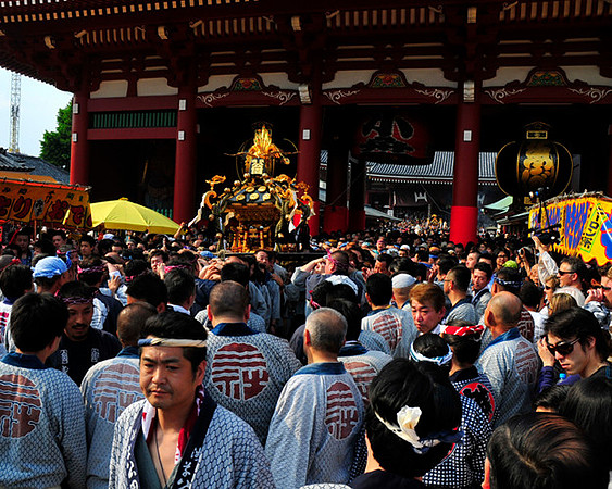 Asakusa_Leaving_the_Temple