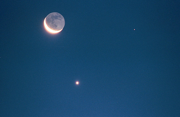 Moon_Venus_Mars_400mm_SkyNews